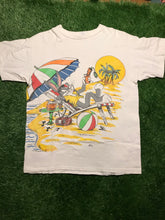 Load image into Gallery viewer, Bugs Bunny Beach Lampin L 1993
